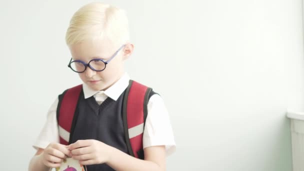 Az iskolás húzza ki a nadrágot a zsebébe egy kis pénztárca - Felvétel, videó