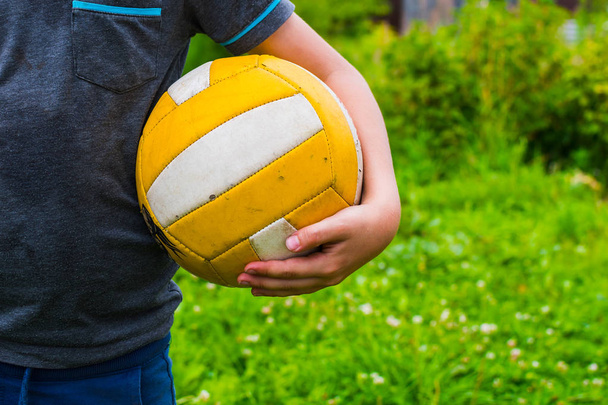 boy with the ball in his hands - Foto, afbeelding