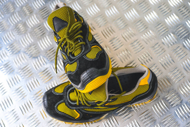 Spor salonunda UNBRANDED modern spor ayakkabı. Siyah-Sarı. Rahat ayakkabılar. - Fotoğraf, Görsel
