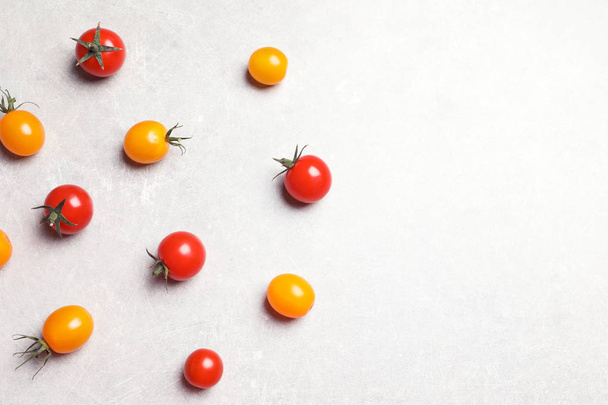 Flat lay composition with juicy tomatoes on grey background - Photo, Image