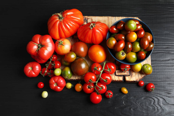 Flat lay composition with juicy tomatoes on wooden background - Фото, зображення