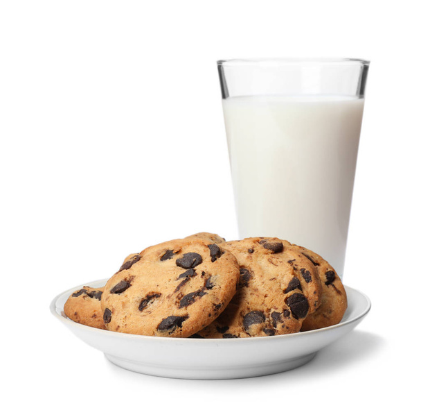 Plate with chocolate chip cookies and glass of milk on white background - Foto, Imagem