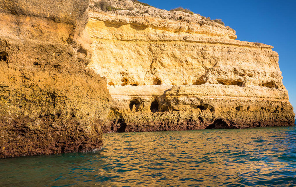 Η έκθεση γίνεται σε μια βάρκα περιοδεία σε το Lagoa αιγιαλού, Algarve, Πορτογαλία - Φωτογραφία, εικόνα