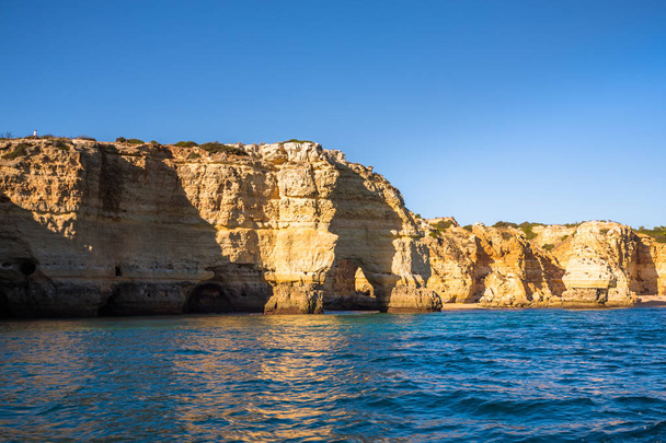 Exposição feita em um passeio de barco na costa da Lagoa, Algarve, Portugal
 - Foto, Imagem