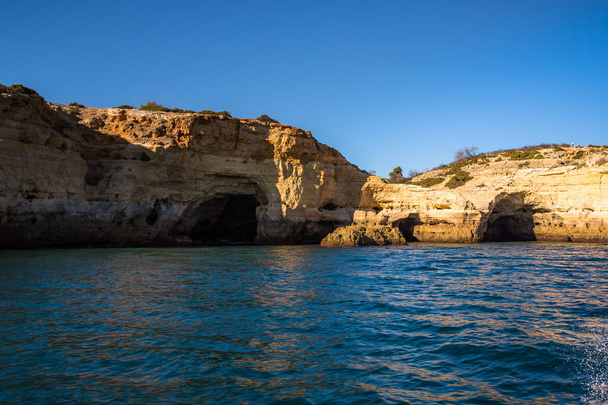 Η έκθεση γίνεται σε μια βάρκα περιοδεία σε το Lagoa αιγιαλού, Algarve, Πορτογαλία - Φωτογραφία, εικόνα