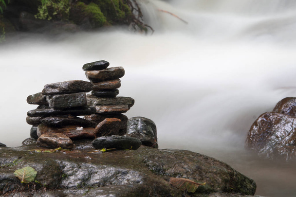 Zen Balancing Rocks poblíž řeky - Fotografie, Obrázek