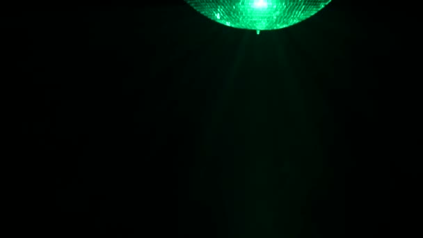 Centrum wygląd Disco Ball lustro w dym. z bliska. czarne tło - Materiał filmowy, wideo