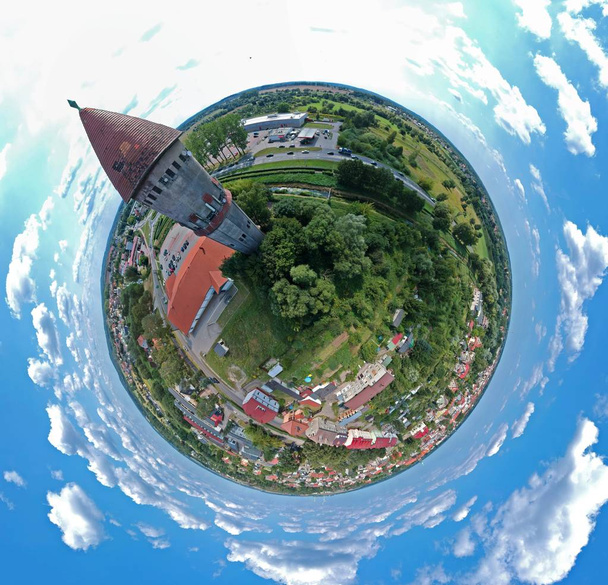 Widok z lotu ptaka na miasto sferyczny panorama, stare miasto, Wieża ciśnienie wody, zielone miasto, - Zdjęcie, obraz