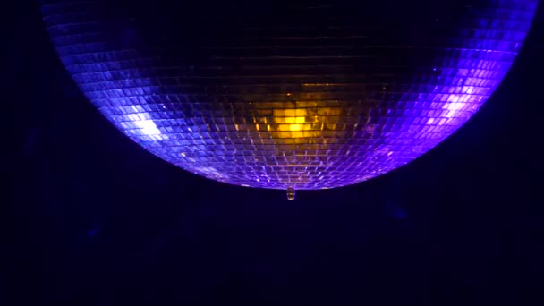 Centrum vzhled Disco zrcadlová koule v kouři. Detailní záběr - Záběry, video