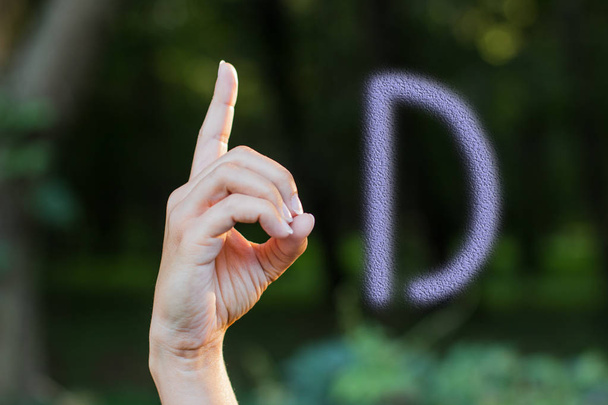 słowny osób komunikacja koncepcja Daktyl alfabetu przez osoby rękę literą na nieostre niewyraźne ciemne tło naturalne środowisko  - Zdjęcie, obraz