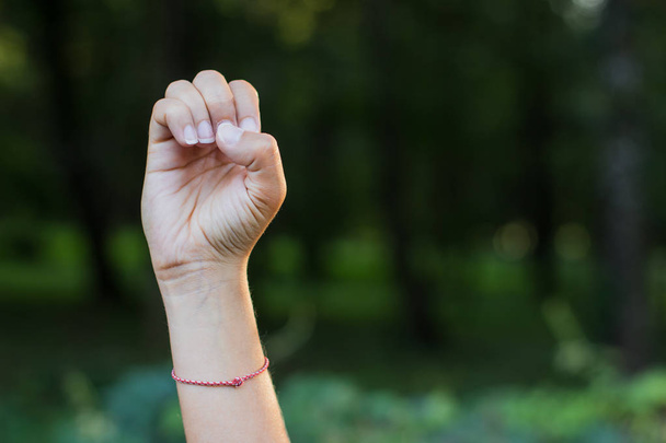 невербальный человек коммуникационная концепция дактиль алфавит от руки человека с буквой на несфокусированной размытой темно-естественной среды
  - Фото, изображение