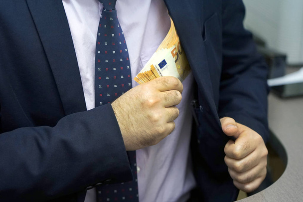 Бізнесмен дає євро за хабар до працівника в офісі. Концепція - корупції. Даючи хабарі. Гроші в руці. Концепція корупції та хабарництва - Фото, зображення