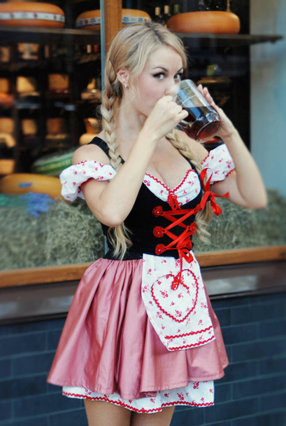 Belle femme boit de la bière en robe Octobre Fest
.  - Photo, image