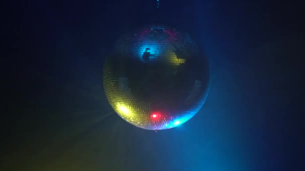 Wygląd centrum Disco Ball lustro w dym - Materiał filmowy, wideo