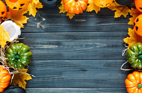 Cadre Halloween ou thankgiving fait de feuilles, lanternes, citrouilles sur le fond en bois sombre
 - Photo, image