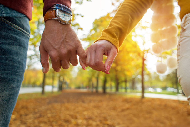 Šťastný pár se drží ruce detailní rukou - Fotografie, Obrázek
