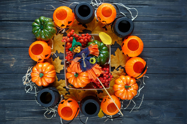 cesta com abóboras, folhas na mesa de madeira. Halloween decoração
 - Foto, Imagem