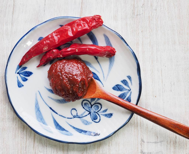 fontes coreanas pasta de pimenta vermelha, molho de pasta de pimenta vermelha
 - Foto, Imagem