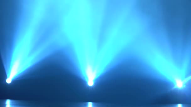 Mavi lazer ışınları ve duman ile sahne spot - Video, Çekim