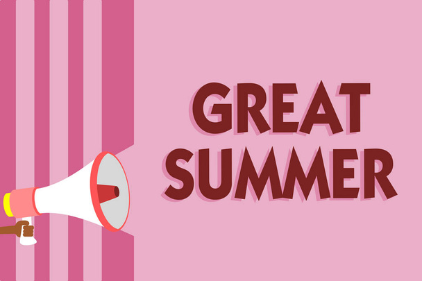 Sana kirjoittaa tekstiä Great Summer. Liiketoiminta käsite hauskaa hyvää auringonpaistetta menossa rannalle Nautitaan ulkona Megafone kaiutin vaaleanpunainen raidat tärkeä viesti puhuu ääneen
 - Valokuva, kuva