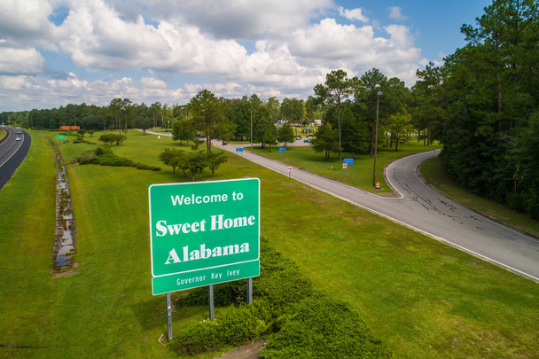 Welcome to Alabama Highway Road sign
 - Фото, изображение