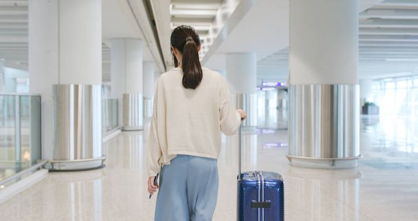 Азіатський жінка вигулює в аеропорту - Фото, зображення