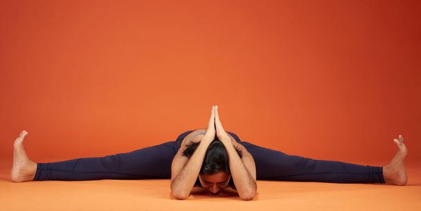 Ángulo ancho sentado hacia adelante Doblar postura de yoga
 - Foto, imagen