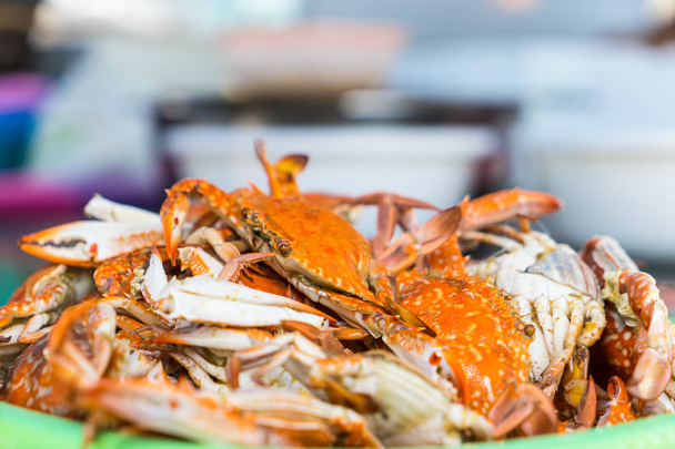 Pile de crabe cuit à la vapeur à vendre aux touristes
 - Photo, image