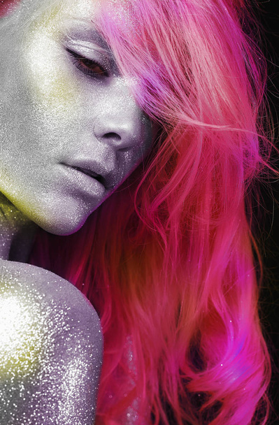 Beautiful Woman with Colorful Hair and Silver Sparkle skin. Beauty Girl with Art Make-Up and Pink Hair Style - Foto, Imagen