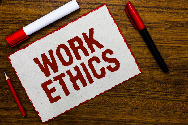 Rukopis textu psaní pracovní etiky. Pojetí znamená sadu hodnot, které jsou zaměřené na význam dělat práce dokument White paper červené ohraničení značky dřevěné pozadí sdělování nápadů - Fotografie, Obrázek