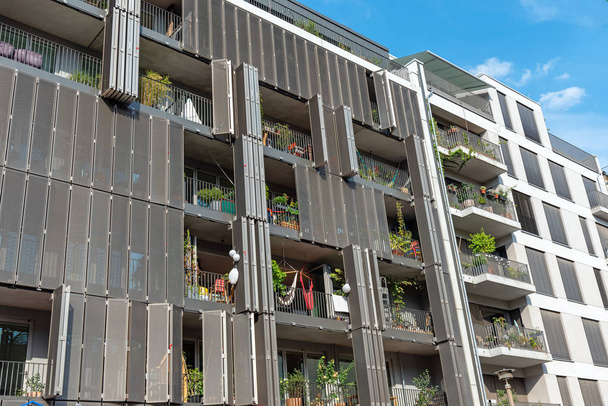 Moderno edificio de apartamentos con persianas grises visto en Berlín, Alemania
 - Foto, imagen