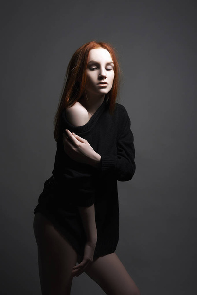 fashion portrait of sexy Beautiful young ginger woman in black. red hair girl with make-up posing in studio - Foto, imagen