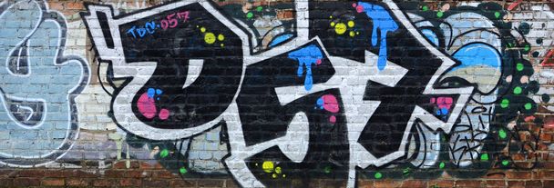Graffiti-kunstwerk, vol en acomplished. De oude muur versierd met verf vlekken in de stijl van straatkunst cultuur. Gekleurde achtergrond textuur. - Foto, afbeelding