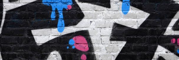 Fragment van graffiti tekeningen. De oude muur versierd met verf vlekken in de stijl van straatkunst cultuur. Gekleurde achtergrond textuur. - Foto, afbeelding