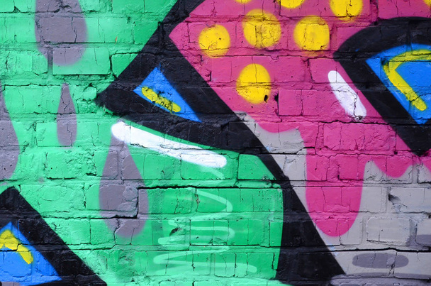 Fragment de dessins de graffiti. Le vieux mur décoré de taches de peinture dans le style de la culture de l'art de rue. Texture de fond colorée
. - Photo, image