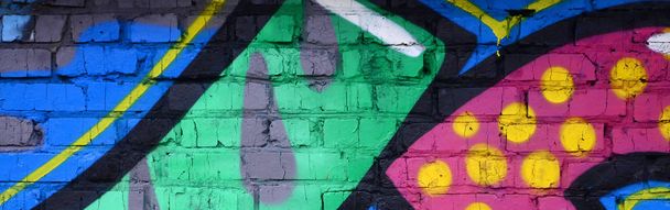 Fragmento de dibujos de grafiti. La antigua pared decorada con manchas de pintura en el estilo de la cultura del arte callejero. Textura de fondo coloreado
. - Foto, Imagen