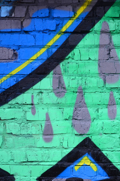 Fragmento de desenhos de grafite. A parede velha decorada com manchas de tinta no estilo da cultura de arte de rua. Textura de fundo colorida
. - Foto, Imagem