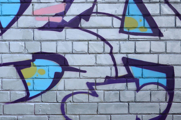 Θραύσμα από graffiti σχέδια. Το παλιό τείχος διακοσμημένα με λεκέδες χρωμάτων στο στυλ του δρόμου τέχνης του πολιτισμού. Έγχρωμο φόντο υφή. - Φωτογραφία, εικόνα