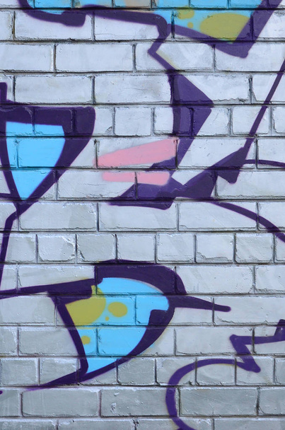 Θραύσμα από graffiti σχέδια. Το παλιό τείχος διακοσμημένα με λεκέδες χρωμάτων στο στυλ του δρόμου τέχνης του πολιτισμού. Έγχρωμο φόντο υφή. - Φωτογραφία, εικόνα