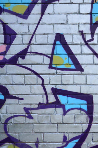 Graffitipiirustusten sirpale. Vanha seinä koristeltu maalitahroja tyyliin katutaiteen kulttuuria. Värillinen taustakuvio
. - Valokuva, kuva