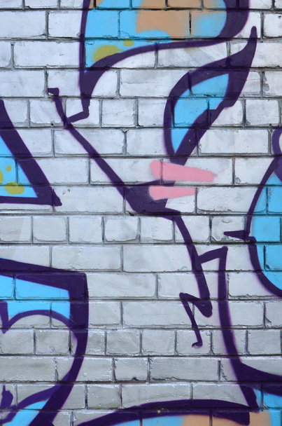 Fragment de dessins de graffiti. Le vieux mur décoré de taches de peinture dans le style de la culture de l'art de rue. Texture de fond colorée
. - Photo, image