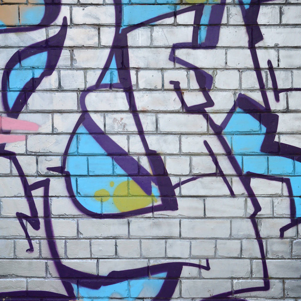 Фрагмент граффити рисунков. Старая стена декорирована краской в стиле уличного искусства. Цветная текстура фона
. - Фото, изображение