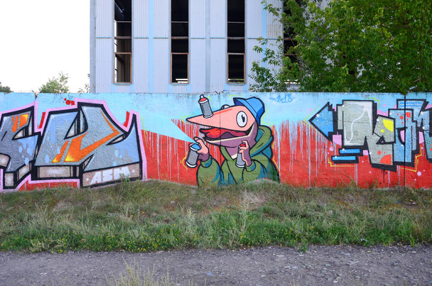 Πλήρη και acomplished γκράφιτι έργο τέχνης. Το παλιό τείχος διακοσμημένα με λεκέδες χρωμάτων στο στυλ του δρόμου τέχνης του πολιτισμού. Έγχρωμο φόντο υφή. - Φωτογραφία, εικόνα
