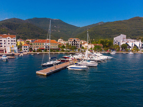 yachts en quai du port montenegro
. - Photo, image