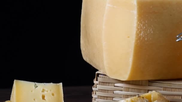 Restaurant miska servírovací. Detailní záběr záběr sýra na dřevěné pozadí. - Záběry, video