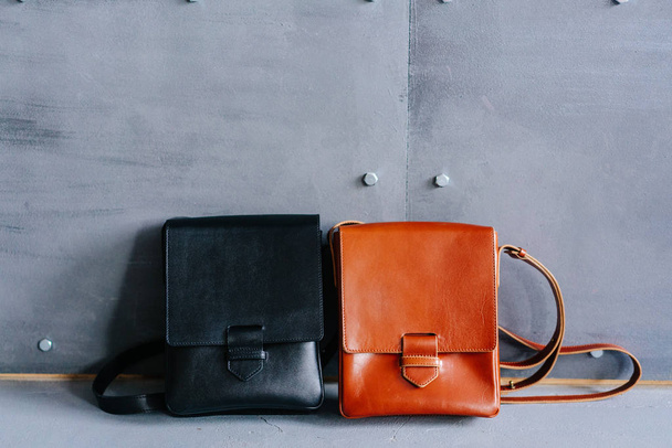 две кожаные сумки на сером фоне
 - Фото, изображение