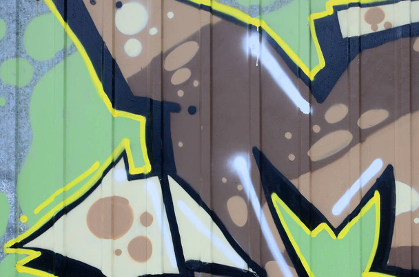 Fragmento de dibujos de grafiti. La antigua pared decorada con manchas de pintura en el estilo de la cultura del arte callejero. Textura de fondo coloreado
. - Foto, Imagen