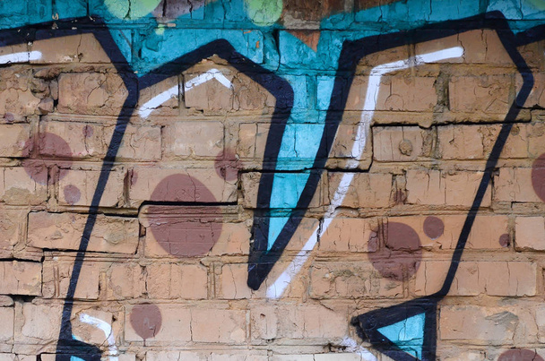 Fragment graffiti výkresů. Staré zdi zdobené skvrn ve stylu street artu kultury. Barevné pozadí textury. - Fotografie, Obrázek