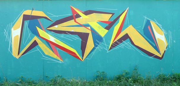Opera d'arte completa e completa di graffiti. La vecchia parete decorata con macchie di vernice nello stile della cultura di street art. texture di sfondo colorato
. - Foto, immagini
