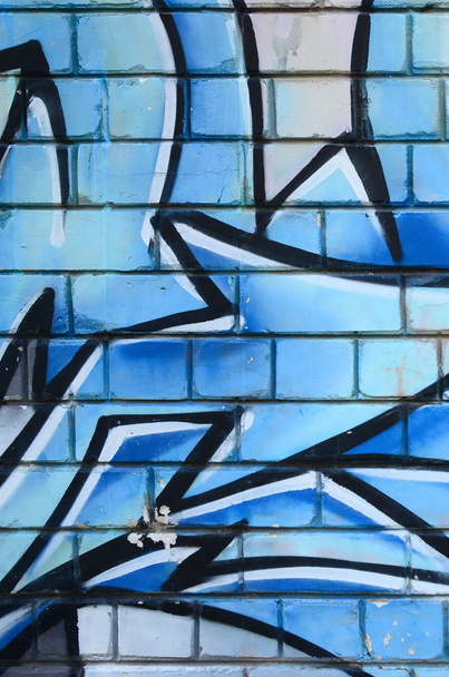 Részlet rajzok graffiti. A régi fal festék foltot a stílus a street art-kultúra díszített. Színes háttér textúra. - Fotó, kép